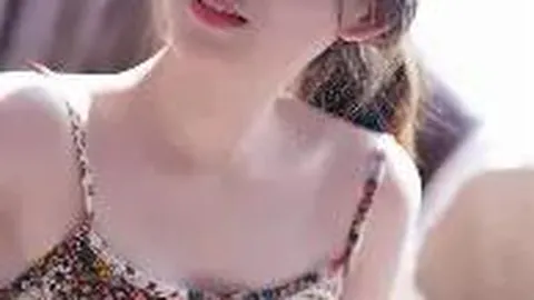 孕肚闪耀朱珠携父共度时光，父女情深同款梨涡成亮点