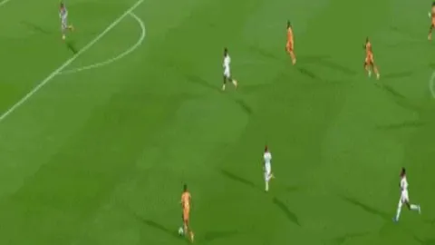 福克斯投篮突破边界更胜一筹